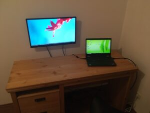 Workation-Schreibtisch mit Monitor & HDMI-Kabel im Ferienhaus Oberaudorf