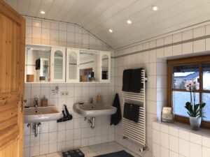 Bad mit Fenster und 2 großen Waschbecken im Ferienhaus Oberaudorf